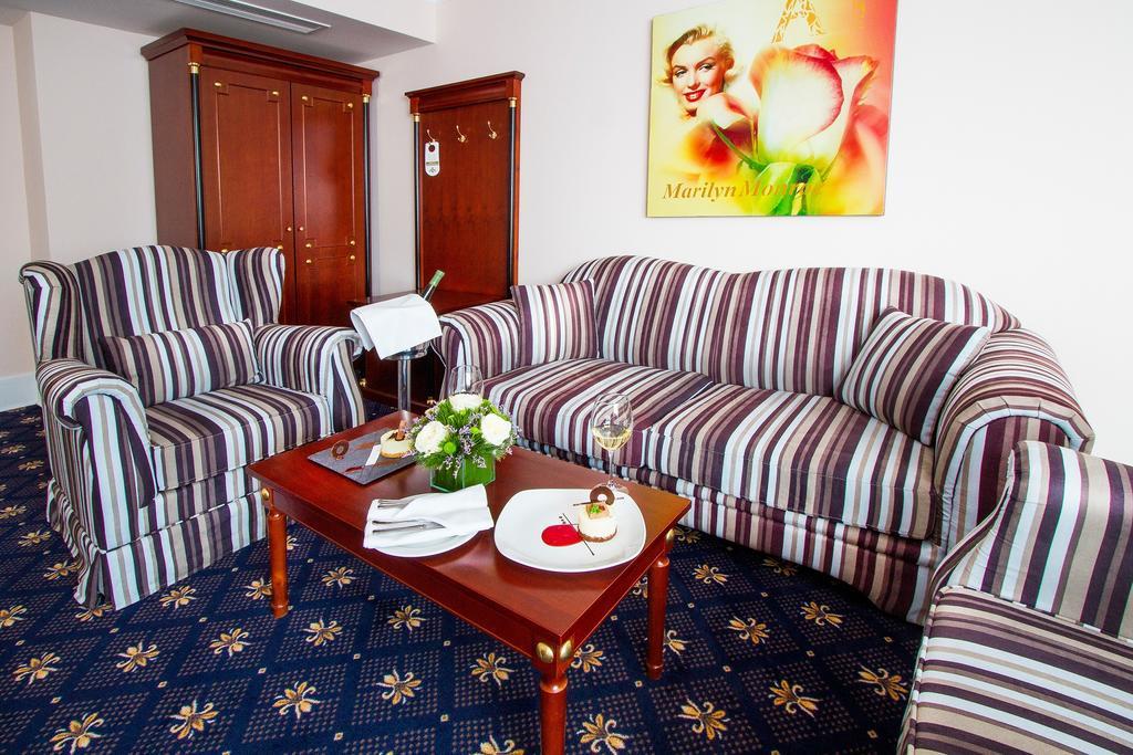 A Hoteli - Hotel Sloboda Σάμπατς Δωμάτιο φωτογραφία